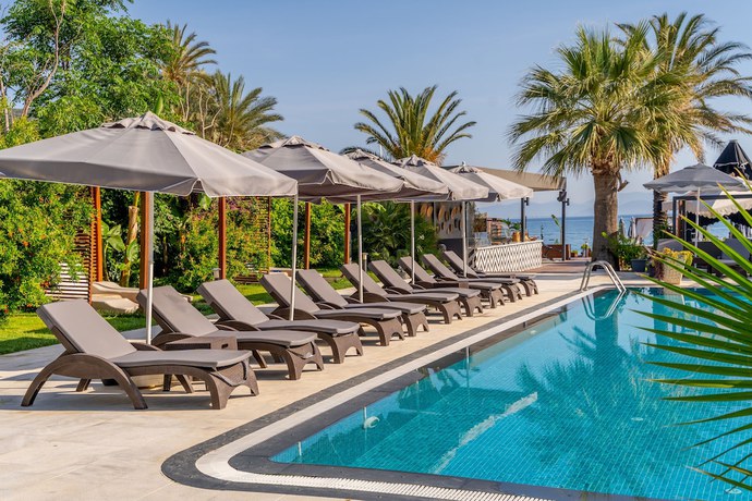 Imagen de la piscina del Hotel Moyo Luxury and Beach. Foto 16