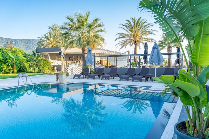 Imagen de la piscina del Hotel Moyo Luxury and Beach. Foto 17