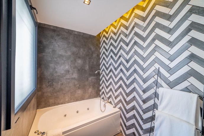 Imagen de la habitación del Hotel Moyo Luxury and Beach. Foto 5