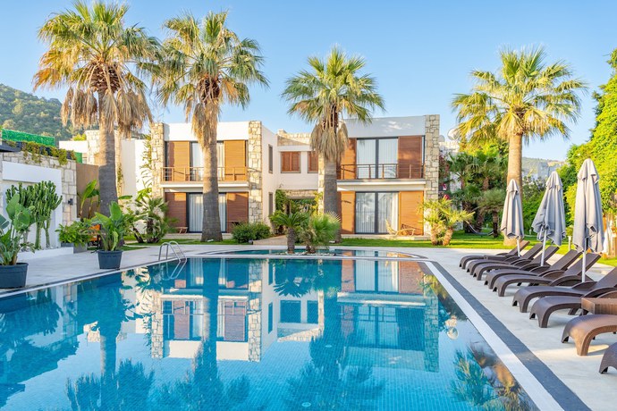 Imagen de la piscina del Hotel Moyo Luxury and Beach. Foto 19