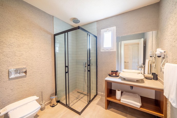 Imagen de la habitación del Hotel Moyo Luxury and Beach. Foto 7