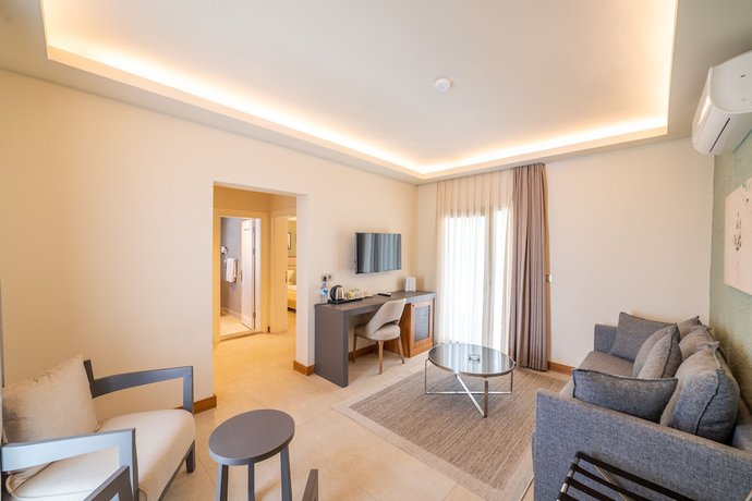 Imagen de la habitación del Hotel Moyo Luxury and Beach. Foto 8
