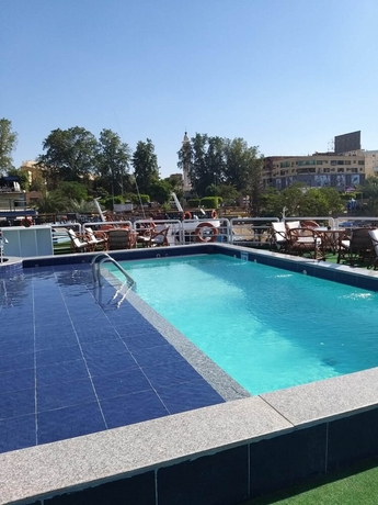 Imagen de la piscina del Hotel Ms King Tut I Nile Cruise. Foto 16