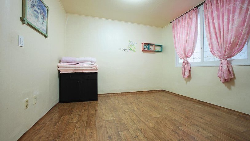 Imagen de la habitación del Hotel Muju Bakam Villa Pension. Foto 9
