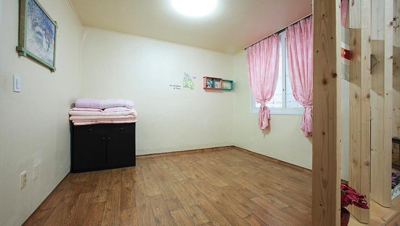 Imagen de la habitación del Hotel Muju Bakam Villa Pension. Foto 17