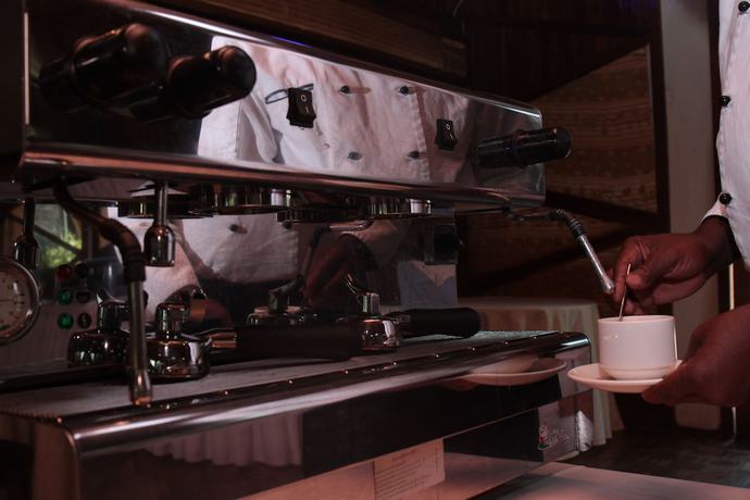 Imagen del bar/restaurante del Hotel Mukuba. Foto 3