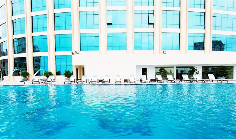 Imagen de la piscina del Hotel Muong Thanh Luxury Quang Ninh. Foto 15