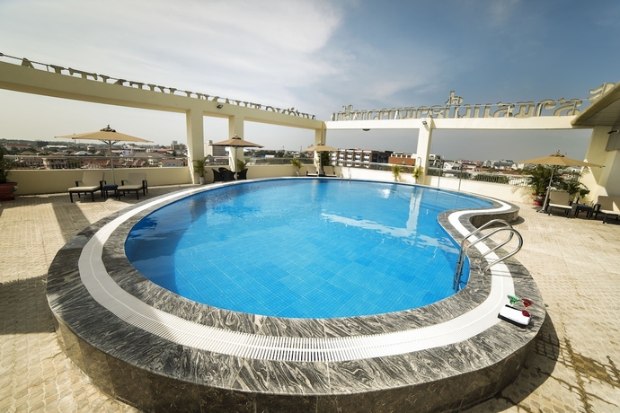 Imagen de la piscina del Hotel Muong Thanh Luxury Vientiane. Foto 19