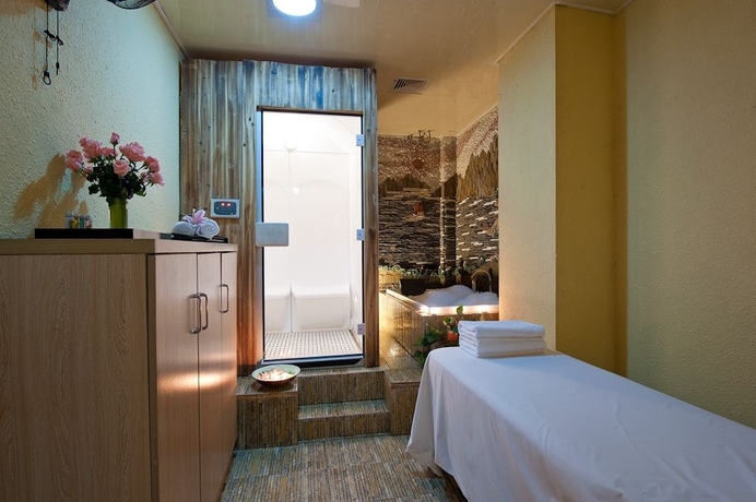 Imagen de la piscina del Hotel Muong Thanh Sapa. Foto 15