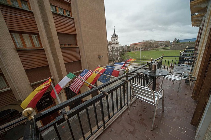 Imagen de los exteriores del Hotel Mur. Foto 17