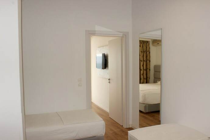 Imagen de la habitación del Hotel Murati Suites Sarande. Foto 11