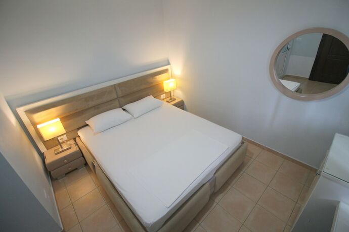Imagen de la habitación del Hotel Murati Suites Sarande. Foto 12
