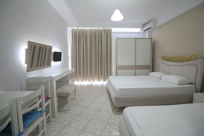 Imagen de la habitación del Hotel Murati Suites Sarande. Foto 13