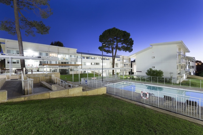 Imagen de la piscina del Hotel Murdoch University Village. Foto 18
