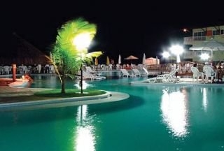Imagen de la piscina del Hotel Muro Alto Marupiara Suites. Foto 4