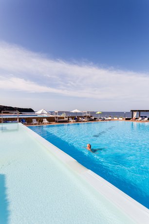 Imagen de la piscina del Hotel Mursia Resort and Spa. Foto 18