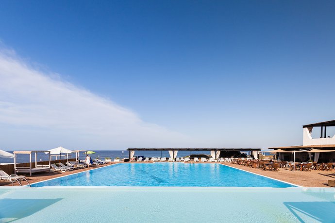 Imagen de la piscina del Hotel Mursia Resort and Spa. Foto 19