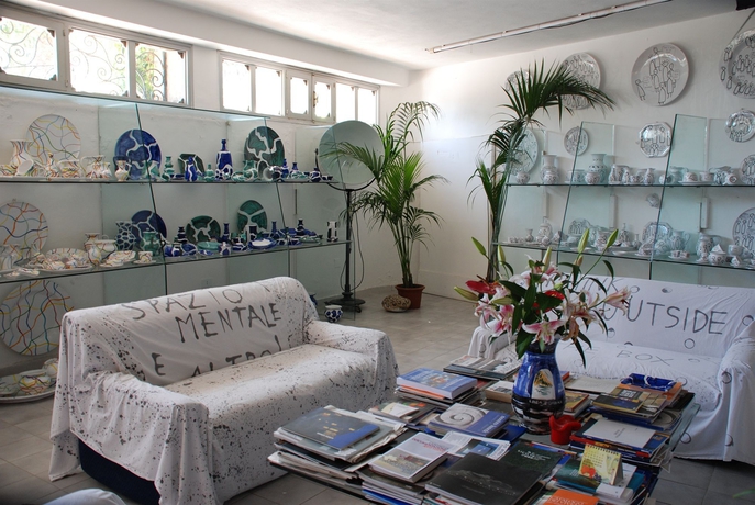 Imagen de los interiores del Hotel Museo Albergo D'arte Contemporanea Atelier Sul Mare. Foto 14