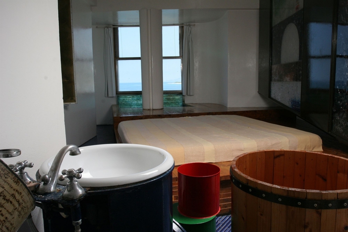 Imagen de la habitación del Hotel Museo Albergo D'arte Contemporanea Atelier Sul Mare. Foto 9