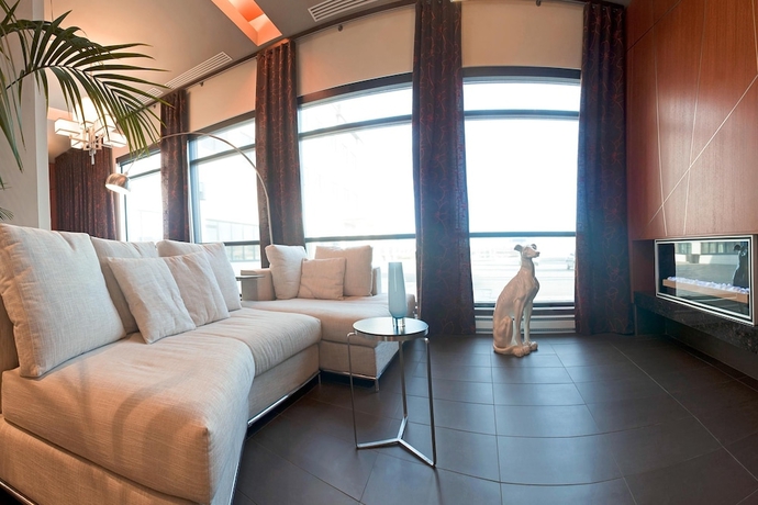 Imagen del bar/restaurante del Hotel Must - Airport Road Jean Lesage. Foto 2