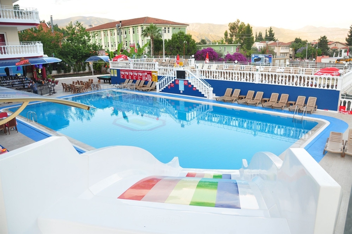 Imagen de la piscina del Hotel Mustis Royal Plaza. Foto 14
