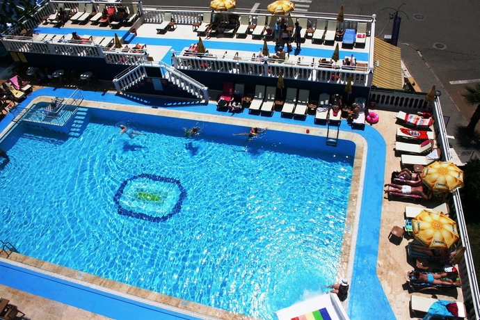 Imagen de la piscina del Hotel Mustis Royal Plaza. Foto 15