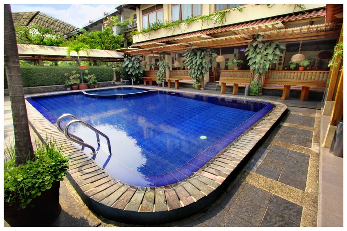 Imagen de los exteriores del Hotel Mutiara, Bandung. Foto 11
