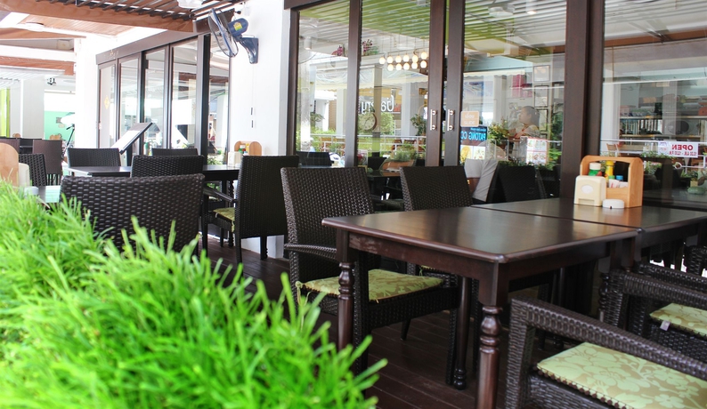 Imagen del bar/restaurante del Hotel My, Phuket. Foto 1