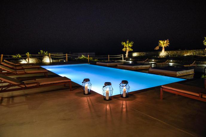 Imagen de la piscina del Hotel Myconian Crown Suites. Foto 17