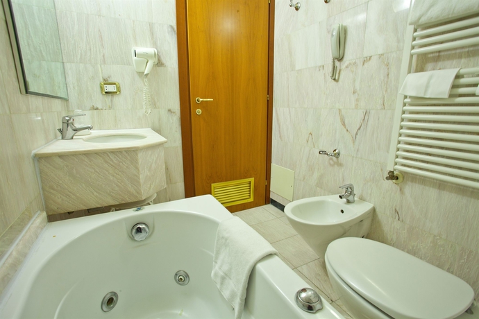 Imagen de la habitación del Hotel Mythos Milano. Foto 6