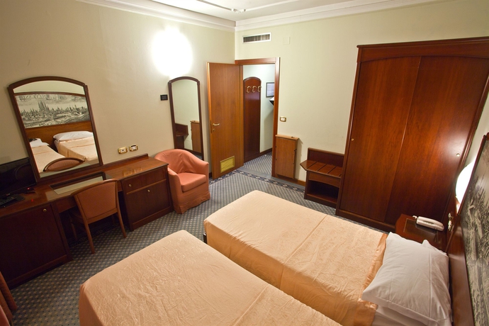 Imagen de la habitación del Hotel Mythos Milano. Foto 9