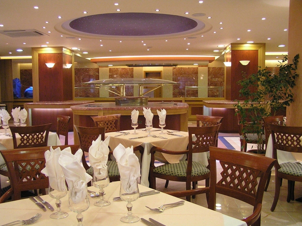 Imagen del bar/restaurante del Hotel Mythos Palace Resort and Spa - All Inclusive. Foto 4