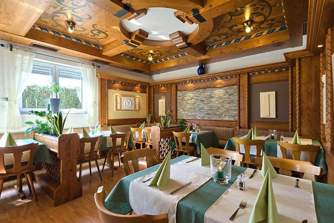 Imagen del bar/restaurante del Hotel Mythos, Rust. Foto 2