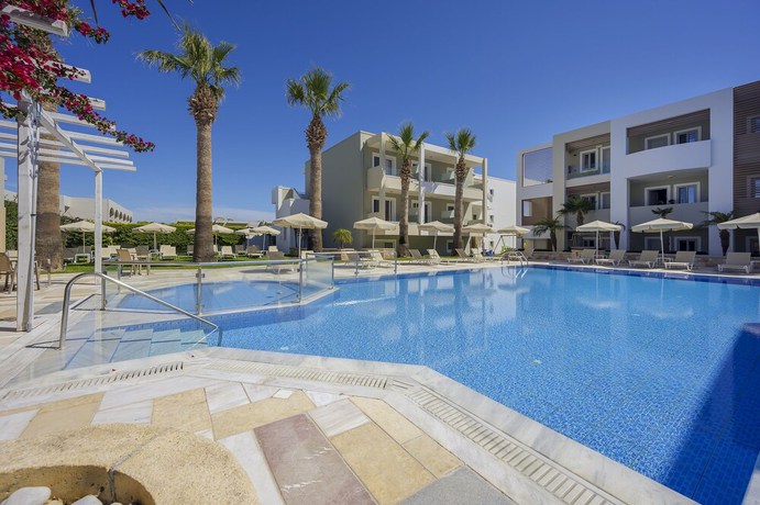 Imagen de la piscina del Hotel Mythos Suites. Foto 17