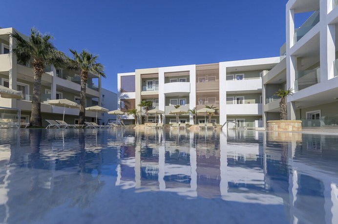 Imagen de la piscina del Hotel Mythos Suites. Foto 18