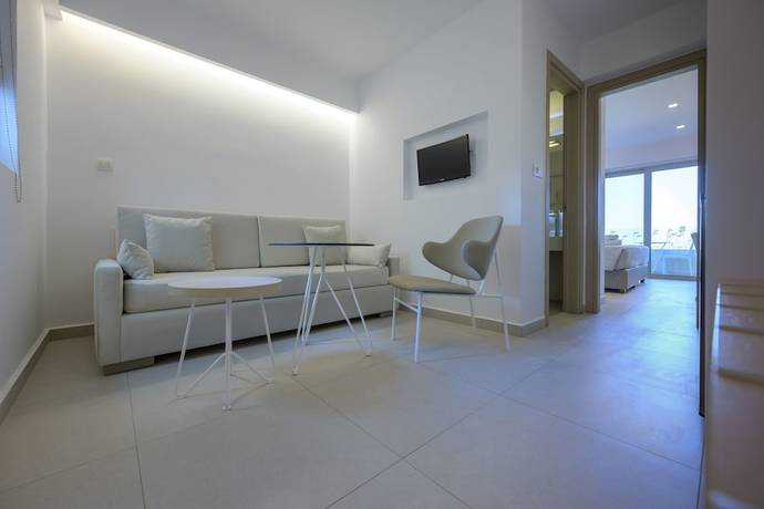 Imagen de la habitación del Hotel Mythos Suites. Foto 10