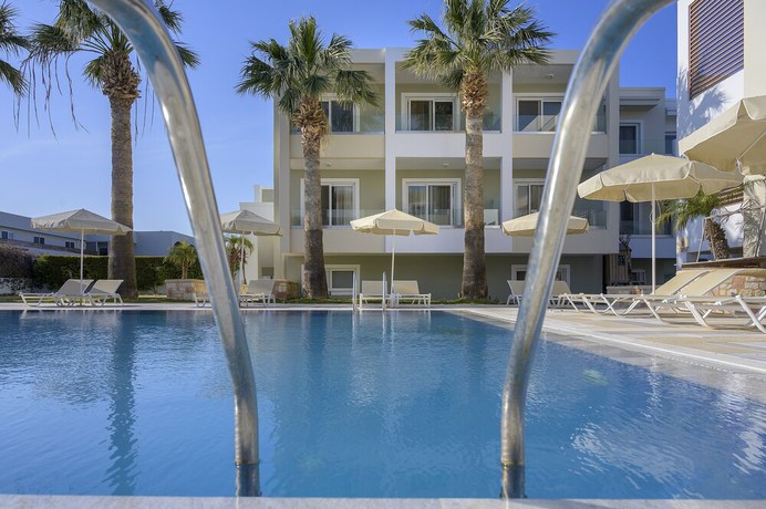 Imagen de la piscina del Hotel Mythos Suites. Foto 20