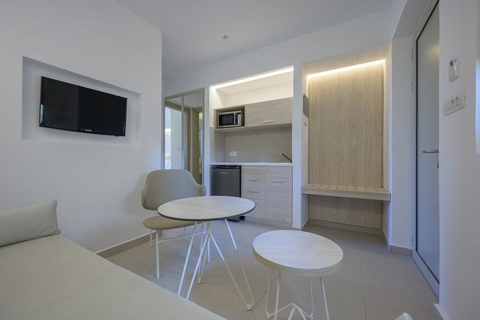 Imagen de la habitación del Hotel Mythos Suites. Foto 14