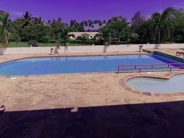 Imagen de la piscina del Hotel Mzima Beach. Foto 19