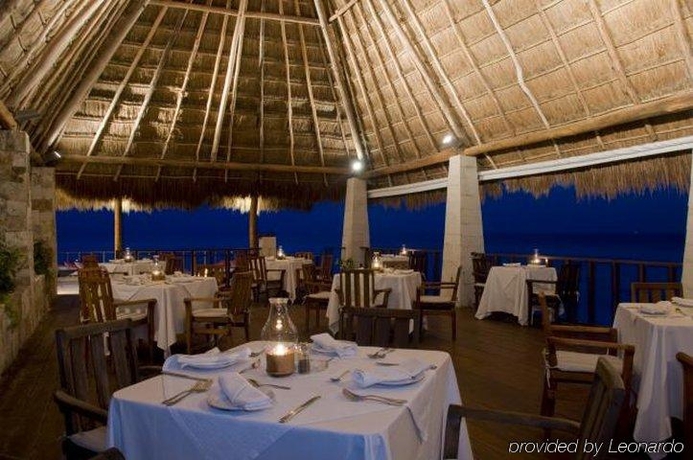 Imagen del bar/restaurante del Hotel NA BALAM SUITES BEACH HOTEL. Foto 4
