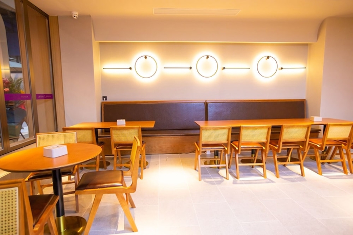 Imagen del bar/restaurante del Hotel NAIVE L Executive Apartments Coast City. Foto 8