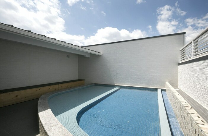 Imagen de la piscina del Hotel NANJA MONJA. Foto 36