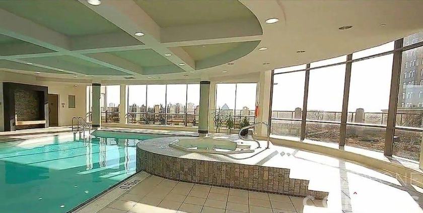 Imagen de la piscina del Hotel NAPA Furnished Suites Square One. Foto 20