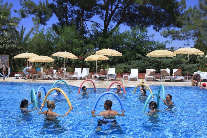 Imagen de la piscina del Hotel İNCEKUM WEST OTEL, İncekum. Foto 17