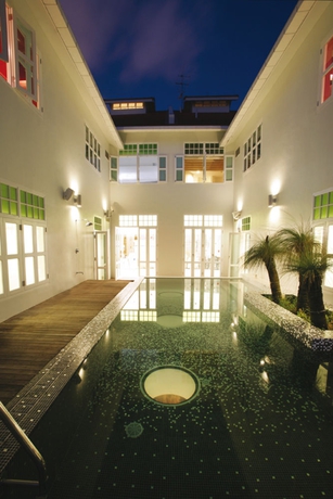 Imagen de la piscina del Hotel NEW MAJESTIC. Foto 14