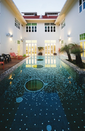 Imagen de la piscina del Hotel NEW MAJESTIC. Foto 15