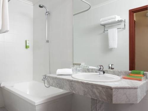 Imagen del bar/restaurante del Hotel NH Albar. Foto 14