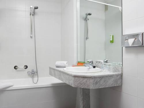 Imagen del bar/restaurante del Hotel NH Albar. Foto 15