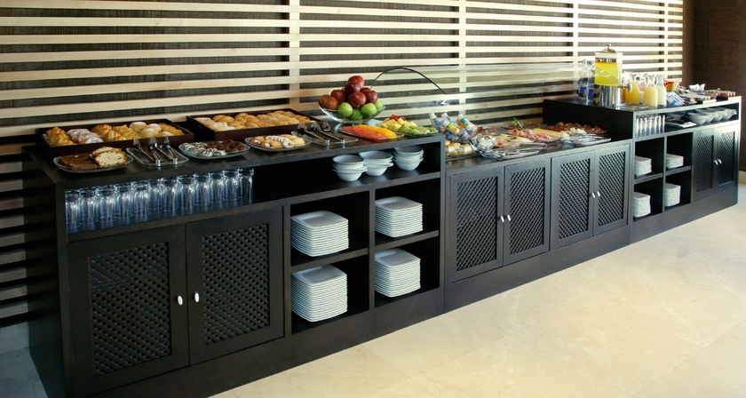 Imagen del bar/restaurante del Hotel NH Alcorcon. Foto 5