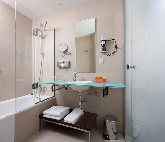 Imagen de la habitación del Hotel NH Alicante. Foto 8